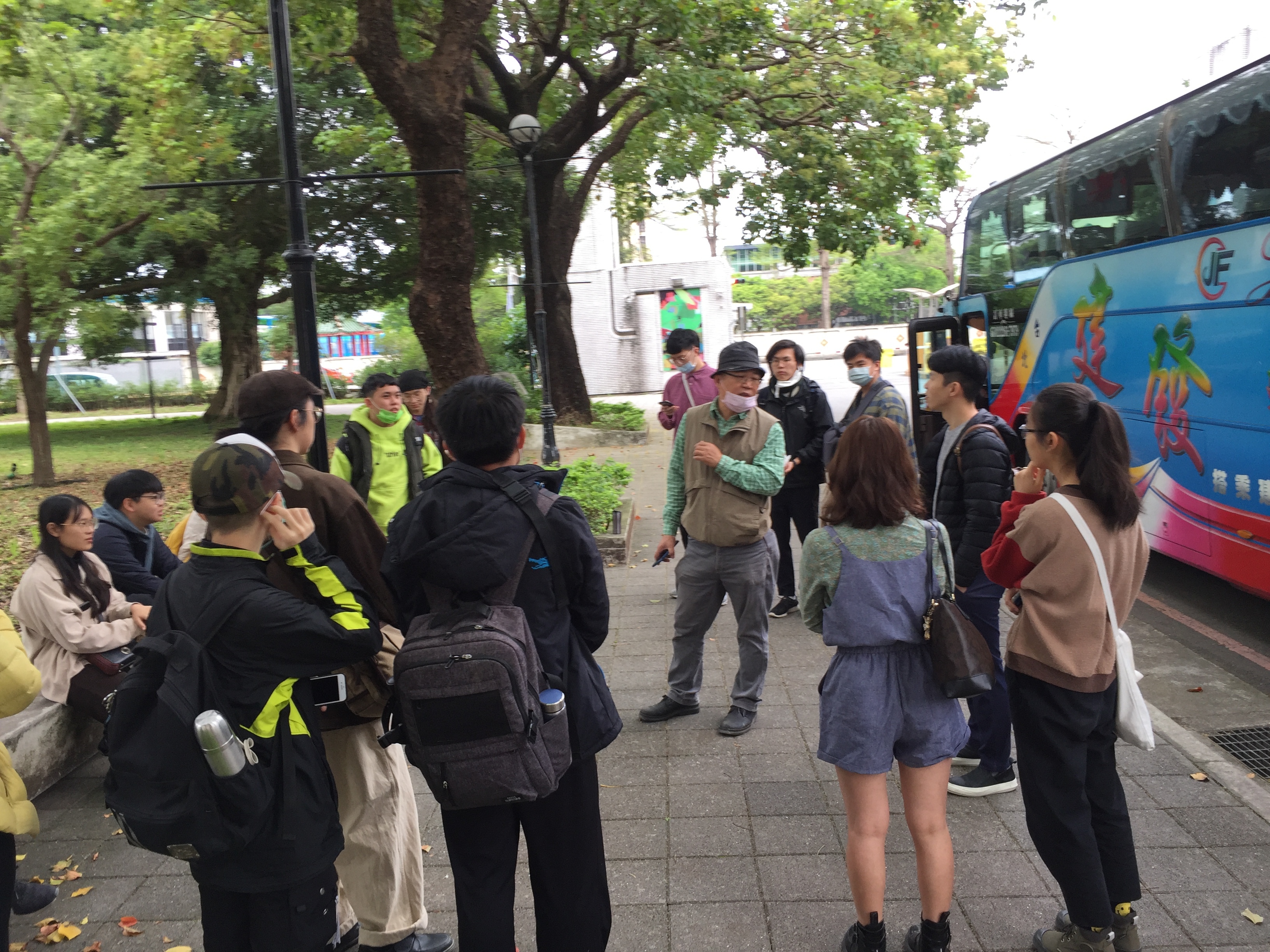 7:30由學校出發，上車前老師叮囑同學相關注意 事項。